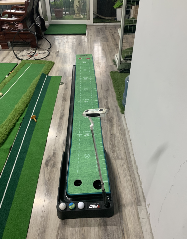 Thảm putting golf nhựa đen 2 lỗ bóng